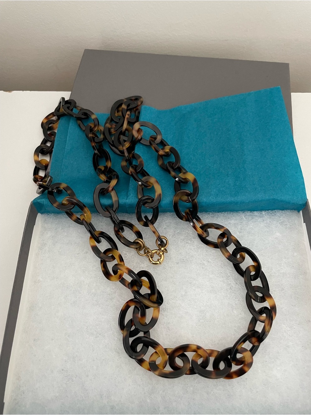 The Clay Pot Tortoiseshell Resin Chain Link Necklace w/box.